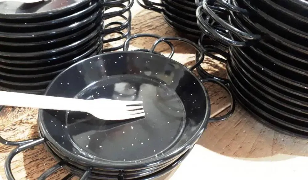 Single Serving Paella Pans With Wooden Forks